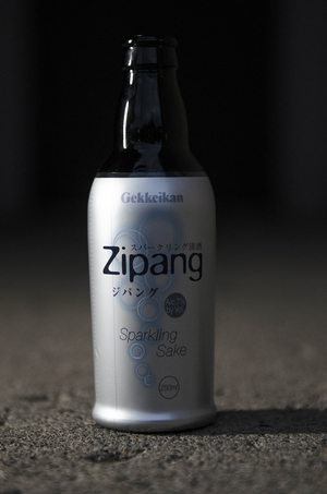 Pair the Zipang Sparkling Sake with Sriracha, a popular chili sauce. The fruity taste of the sake pairs well with the spicy condiment. 
